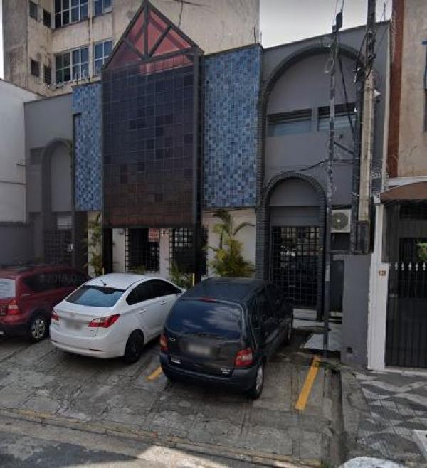 Casa e respectivo terreno medindo 6,10m de frente, por 17,60m da frente aos fundos