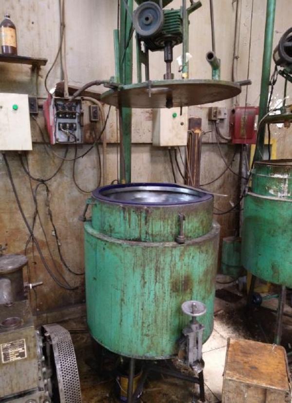 1 (um) Tanque de Processamento de Resina, sem marca e sem modelo, fabricação própria, com capacidade de 100kg, cor verde.