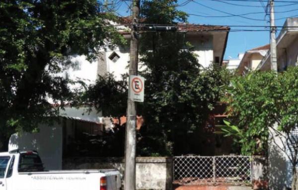 Casa residencial situada na Rua Nabuco de Araújo em Santos/SP