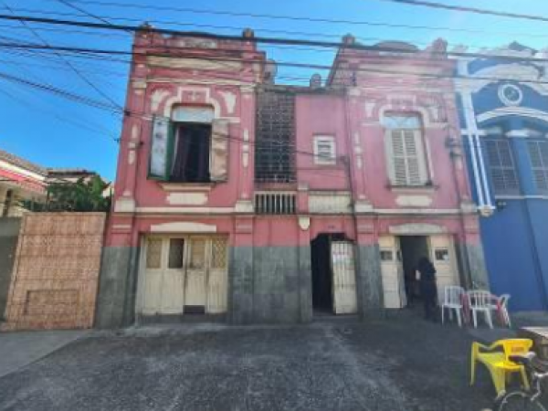 DIREITOS - Casa situada na Rua Vereador Freitas Guimarães