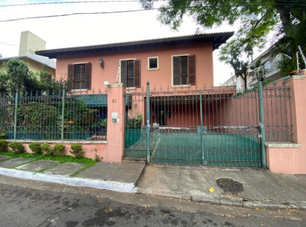 Casa situada na Rua Versalhes no bairro Santo Amaro c/ área construída de 279,46m²