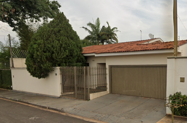 Casa c/ 213,99m² situada na Rua Castro Alves