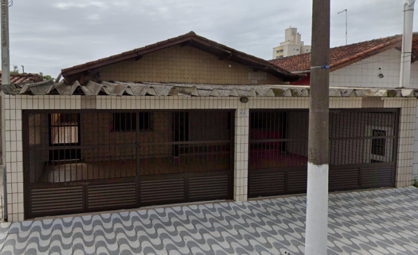 Casa c/ área de 253,00m² situado à Rua Lilás