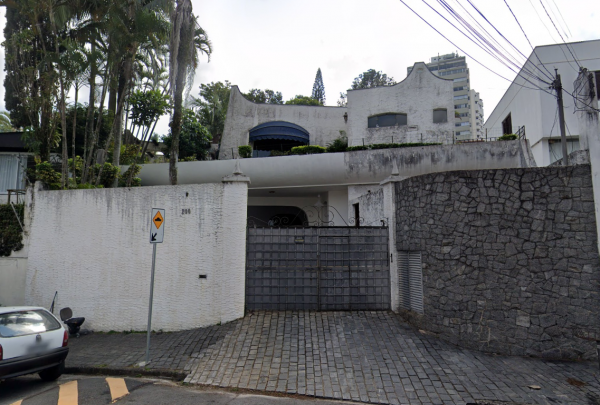 Casa c/ área de 621m² situado à Rua Salwa Saigh Calfat