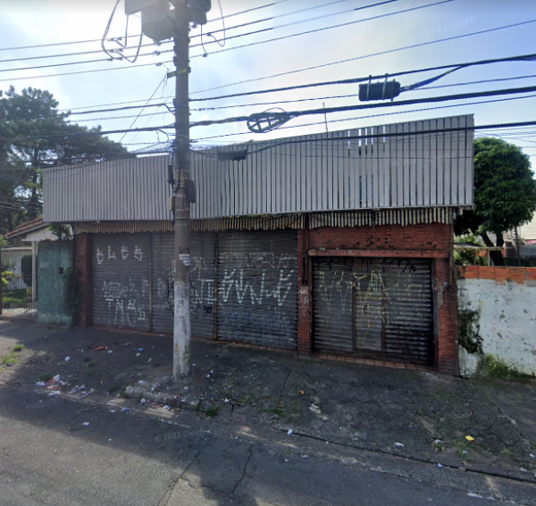 Casa e seu respectivo terreno situado na Rua Assunguy