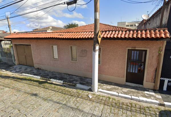 Um terreno com área de 240m² situado à Rua Horacio de Souza Coutinho